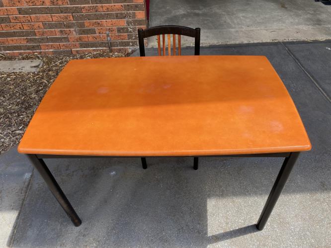 Second-hand Table with 1 Chair - Photo 1)