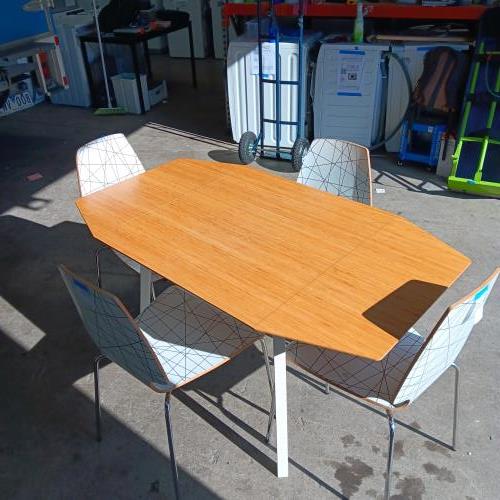 Second-hand Dining Table with 4 Chairs - Photo 1)