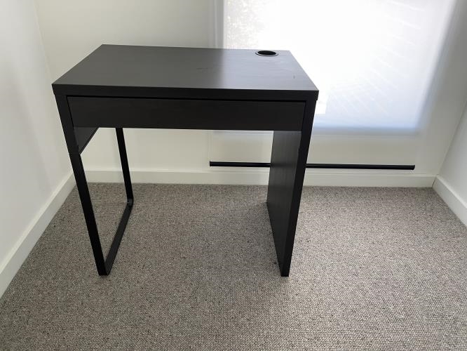 Second-hand IKEA Micke Desk - Photo 1)