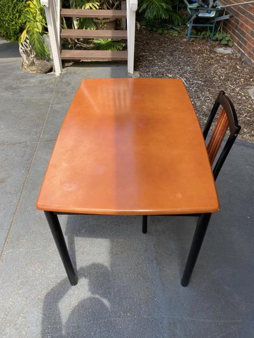 Second-hand Table with 1 Chair - Photo 2)