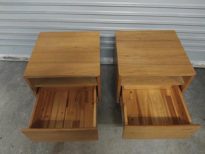 Second-hand Set of 2 Stylish Bedside Tables - Photo 3)