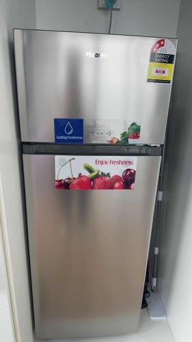 Second-hand Miracle 212L Top Mount Fridge