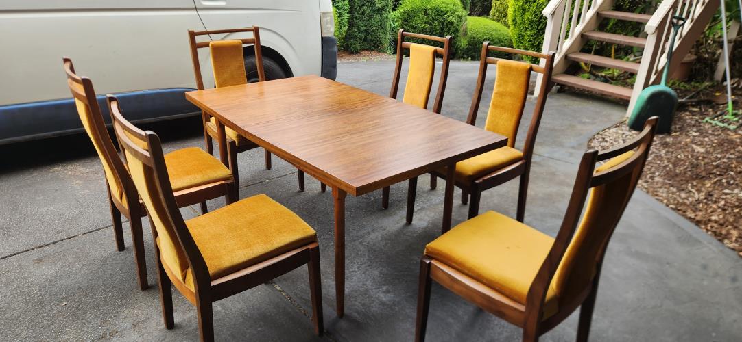 Second-hand Extendable Dining Table with 6 Chairs