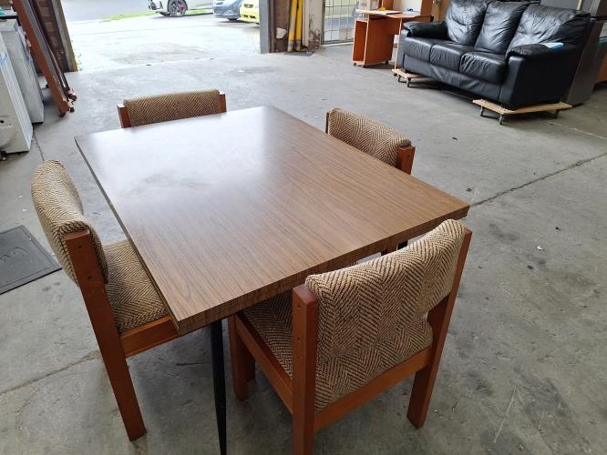 Second-hand Extendable Dining Table with 4 Chairs