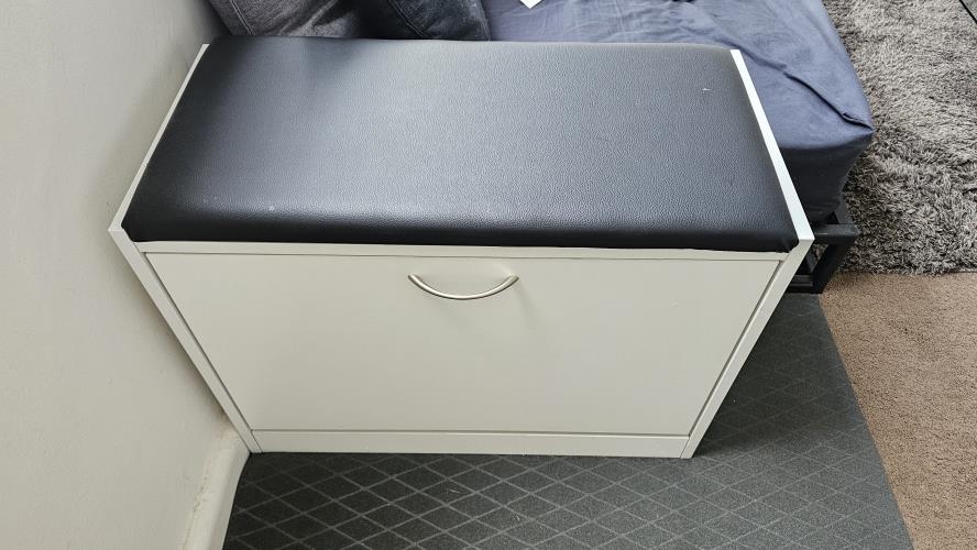 Second-hand Shoe Rack with Seat