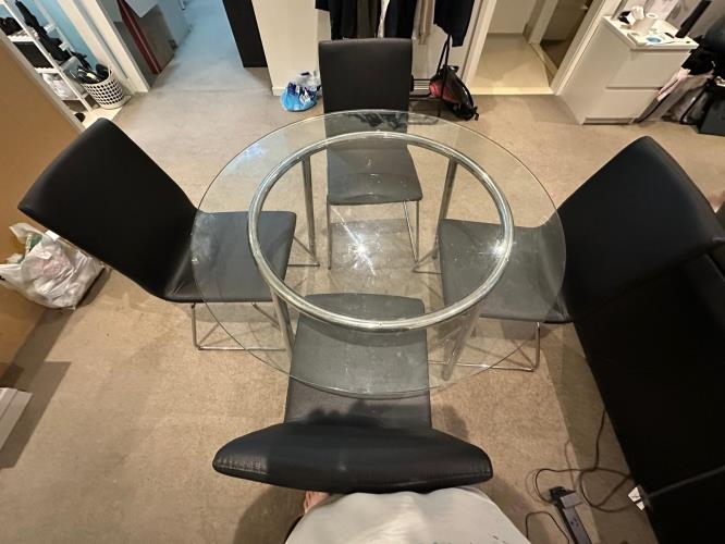 Second-hand Dining Table with 4 Chairs - Photo 1)