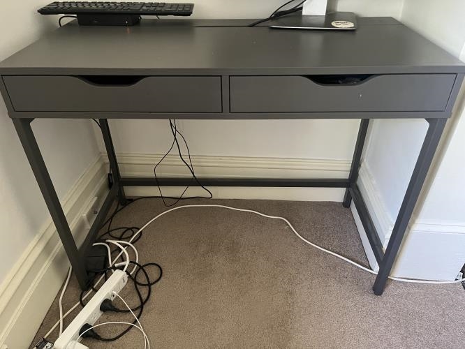 Second-hand Desk - Photo 1)