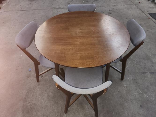 Second-hand Dining Table with 4 Chairs - Photo 1)