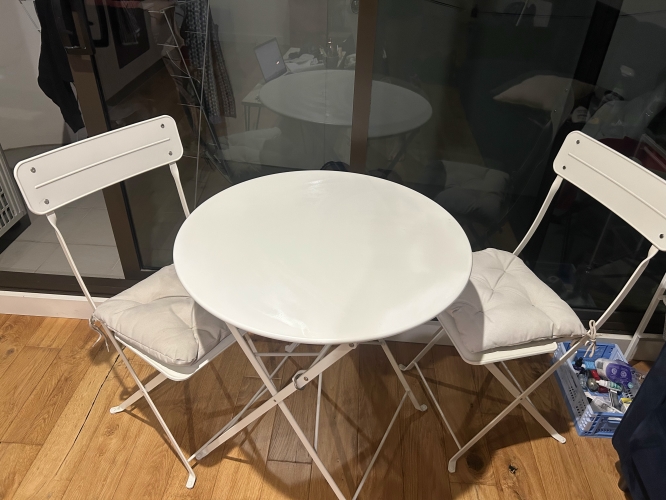 Second-hand IKEA Outdoor Table with 2 Chairs - Photo 1)