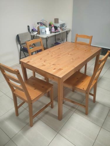 Second-hand Dining Table with 4 Chairs - Photo 1)
