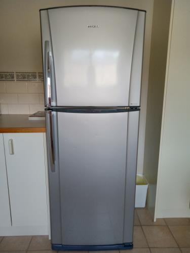 Second-hand Toshiba 322L Top Mount Fridge