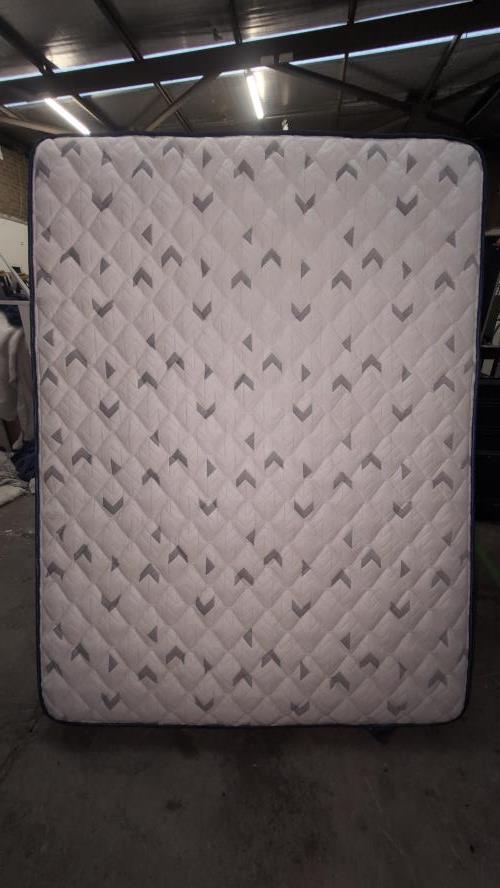 Second-hand Queen Size Mattress - Photo 1)