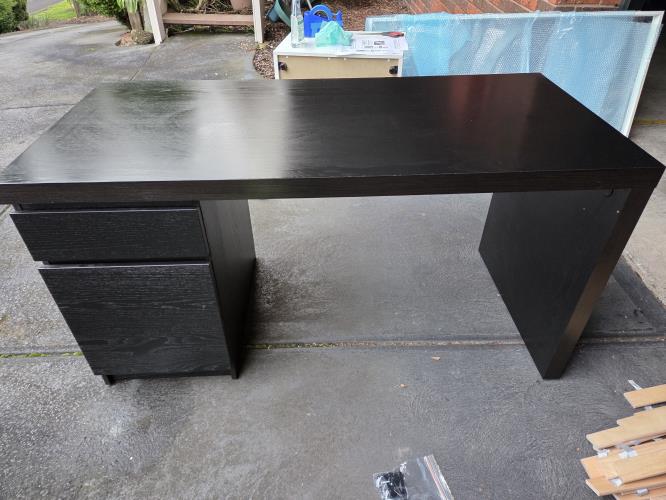 Second-hand IKEA Malm Desk - Photo 1)