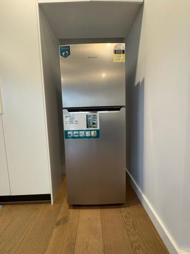 Second-hand Hisense 230L Top Mount Fridge - Photo 1)
