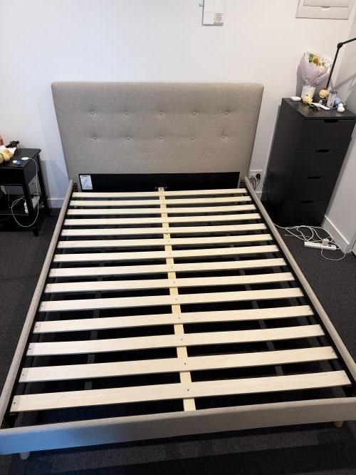 Second-hand Queen bed frame - Photo 1)