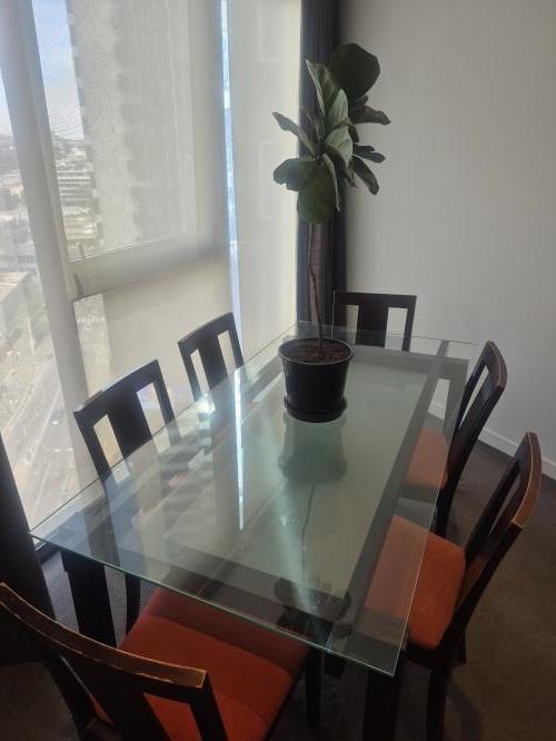 Second-hand Glass Dining Table with 6 Chairs - Photo 1)