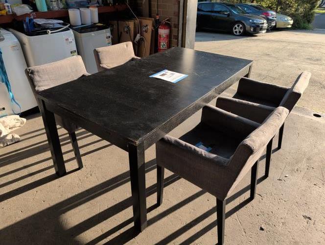 Second-hand Dining Table with 4 Chairs - Photo 1)
