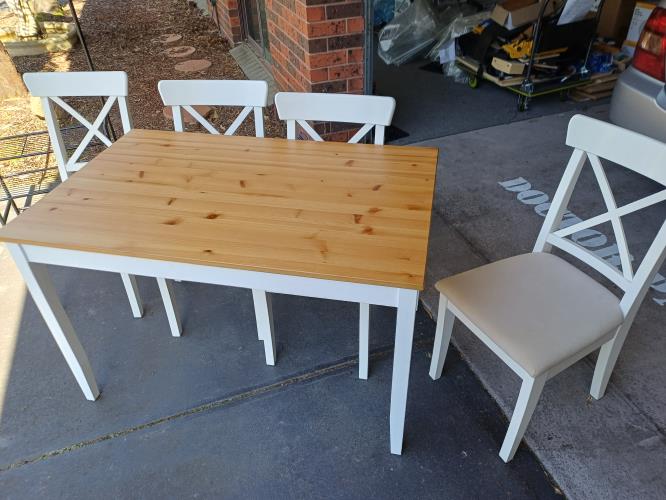 Second-hand IKEA Dining Table with 4 Chairs - Photo 1)