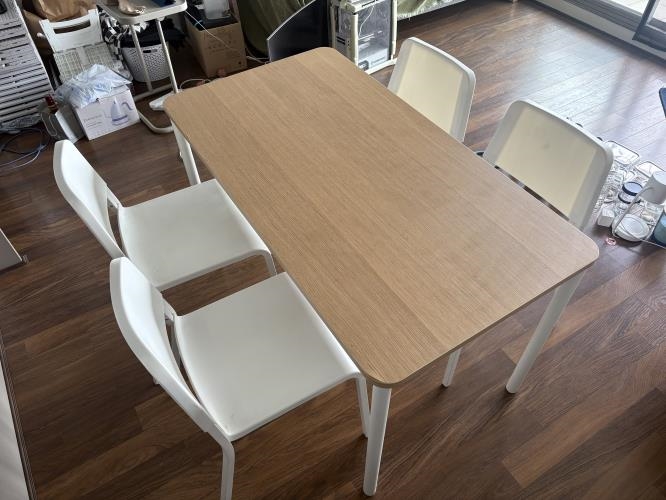 Second-hand IKEA Dining Table with 4 Chairs - Photo 1)