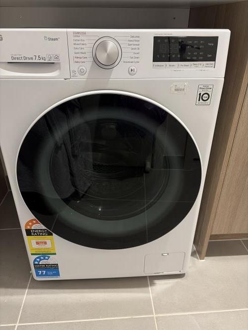 Second-hand LG 7.5kg Front Load Washing Machine - Photo 1)