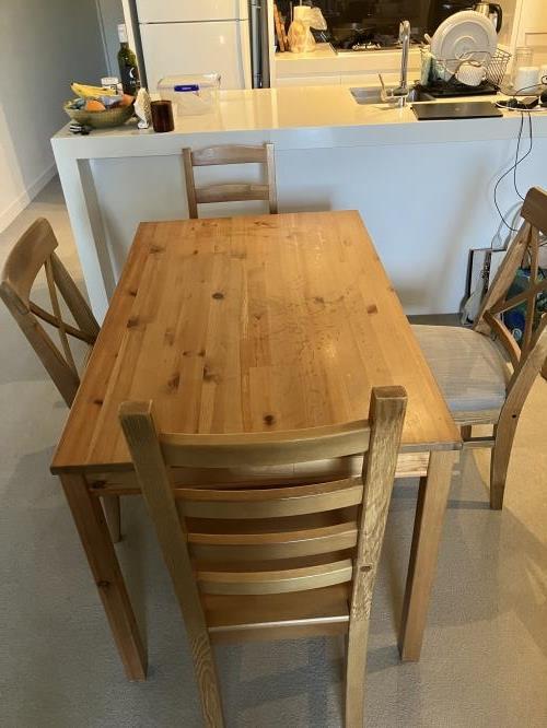 Second-hand Dining Table with 4 Chairs - Photo 1)
