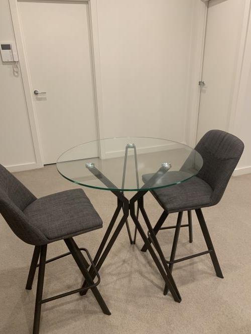 Second-hand Dining Table with 2 Chairs - Photo 1)