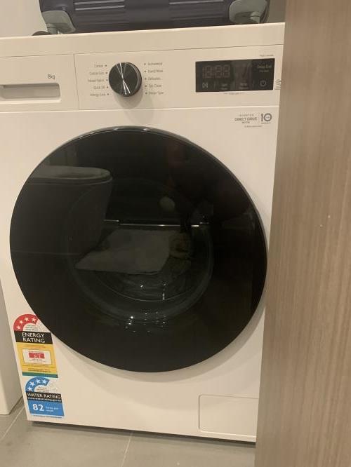 Second-hand LG 8kg Front Load Washing Machine - Photo 1)