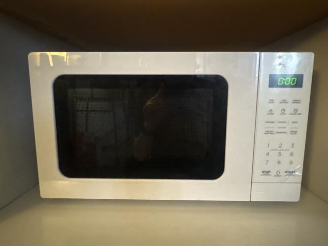 Second-hand Brilliant Basics Microwave - Photo 1)