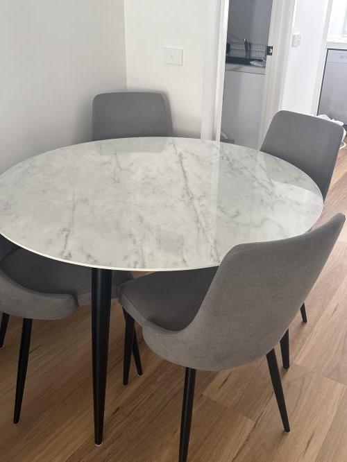 Second-hand Round Dining Table with 4 Chairs - Photo 1)