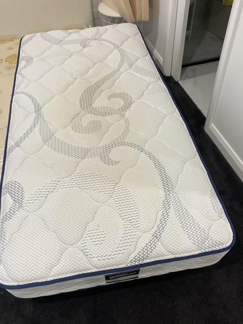 Second-hand Single Mattress - Photo 1)