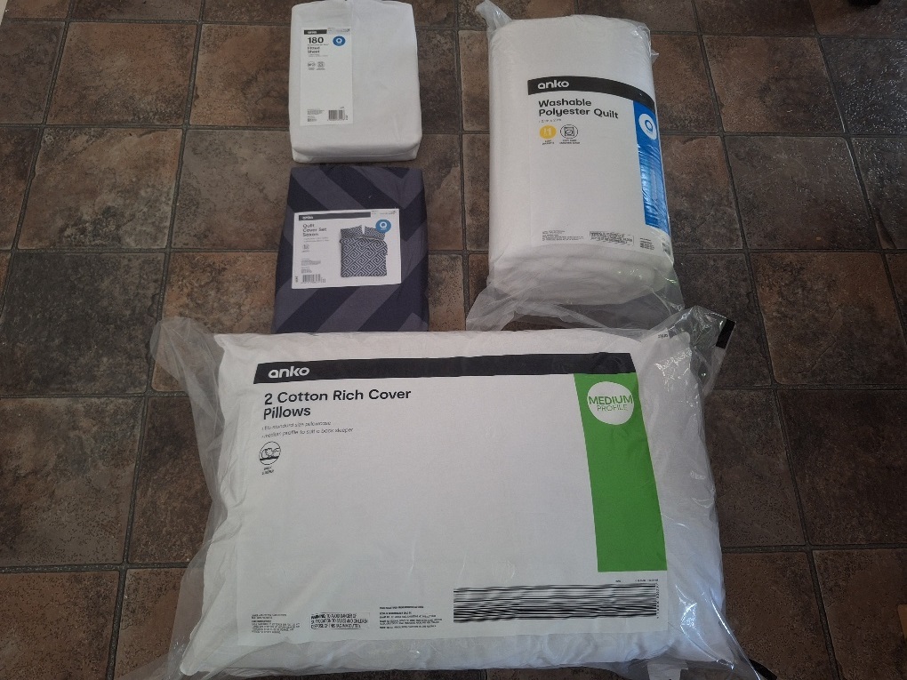 Bedding Set for a Queen Bed - Photo 1)