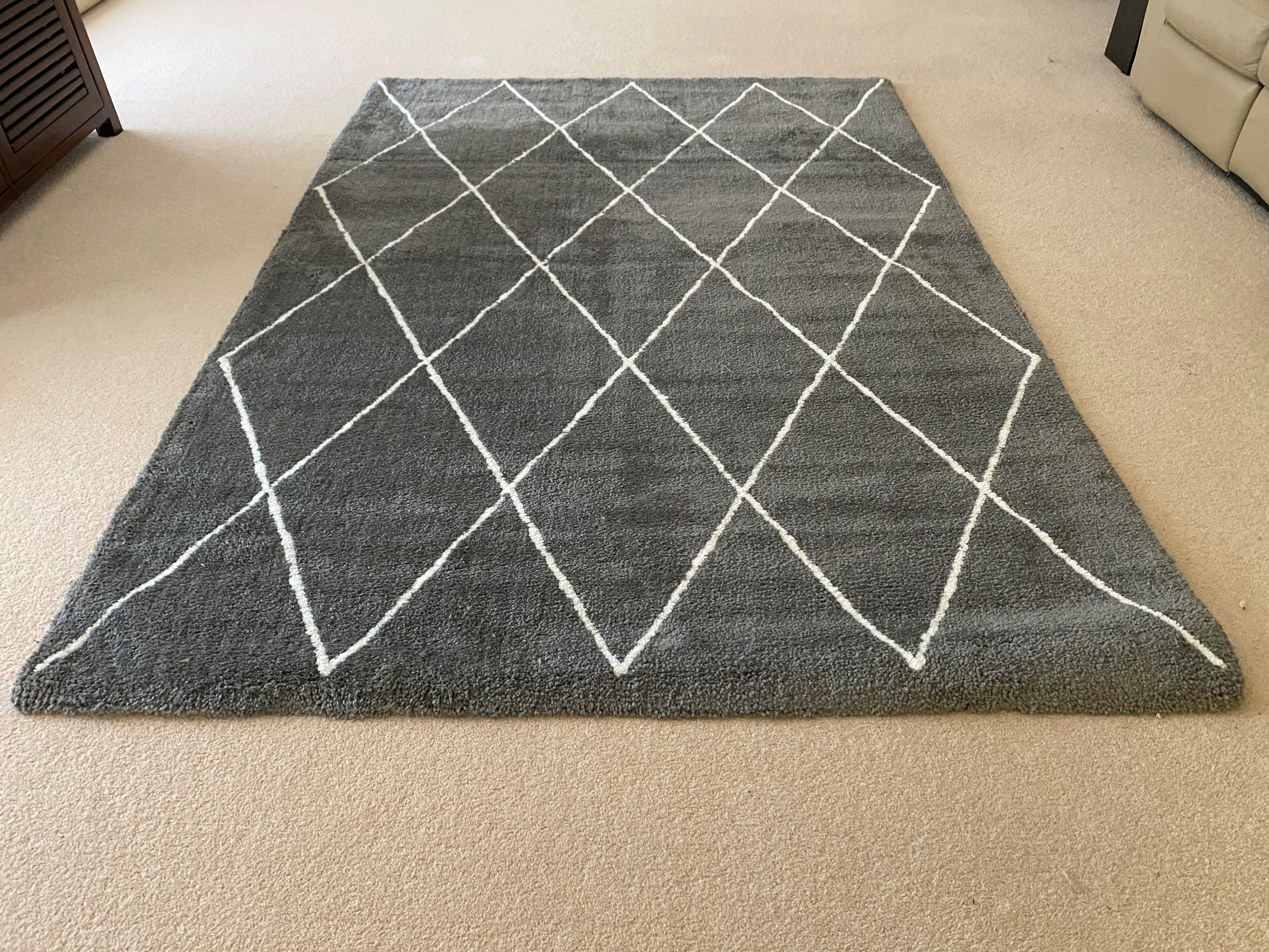 Diamond Pattern Rug - Photo 1)