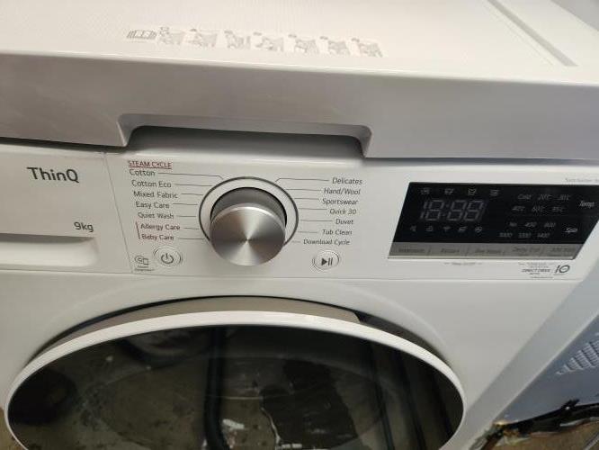 Second-hand LG 9kg Front Load Washing Machine - Photo 12)