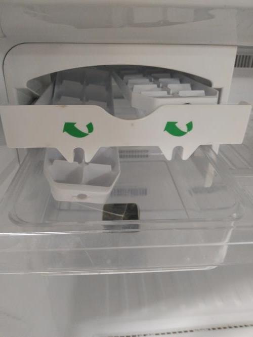 Second-hand Samsung 210L Top Mount Fridge with most shelves missing - Photo 12)