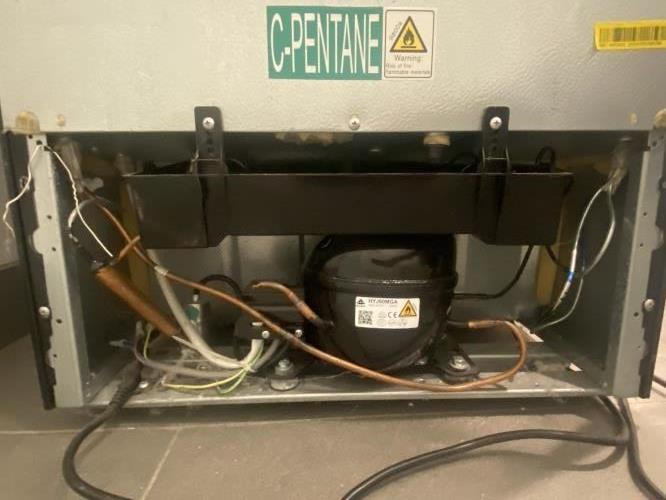 Second-hand Chiq 202L Top Mount Fridge - Photo 12)