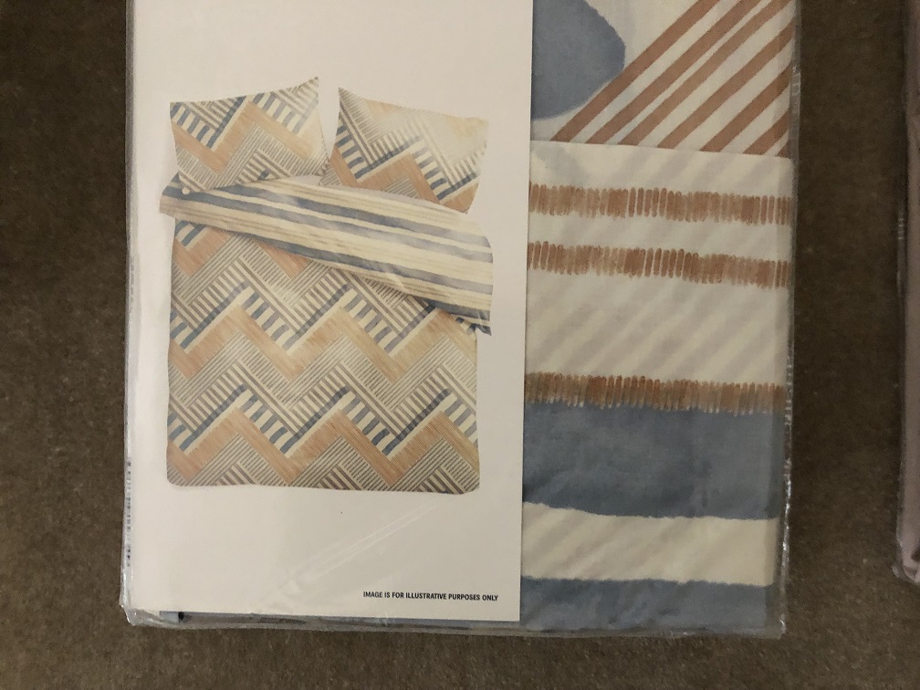 Bedding Set for a Queen Bed - Photo 2)