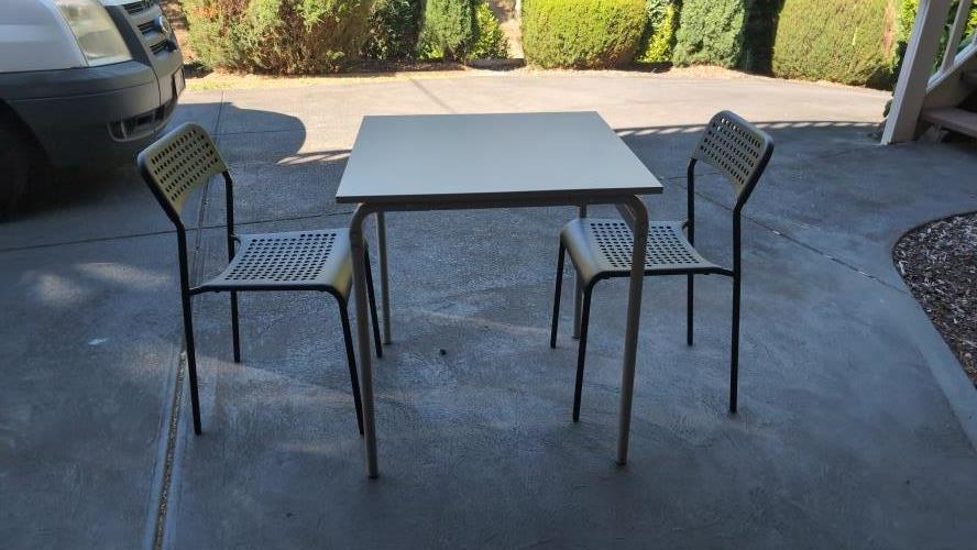 Second-hand Dining Table with 2 Chairs - Photo 2)