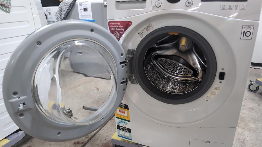 Second-hand LG 8kg Front Load Washing Machine - Photo 2)