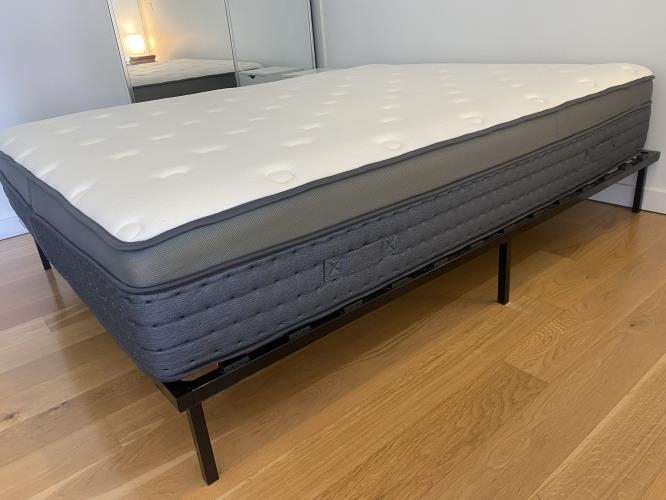 Second-hand Queen Size Mattress - Photo 2)