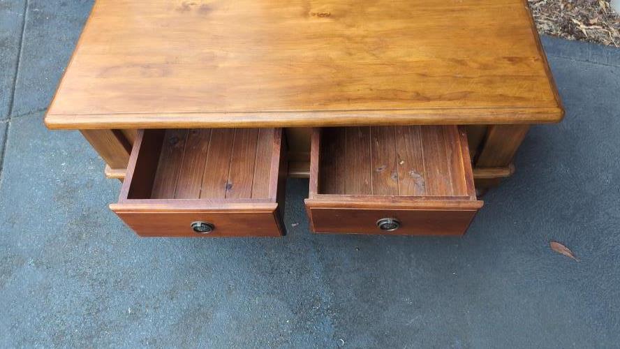 Second-hand Coffee Table - Photo 2)