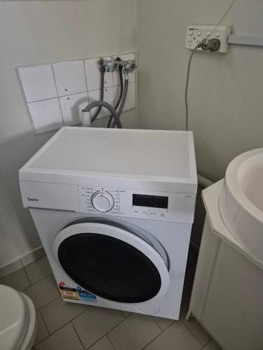 Second-hand Esatto 5kg Front Load Washing Machine - Photo 2)