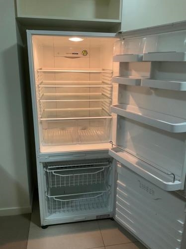 Second-hand Fisher & Paykel 404L Bottom Mount Fridge - Photo 2)
