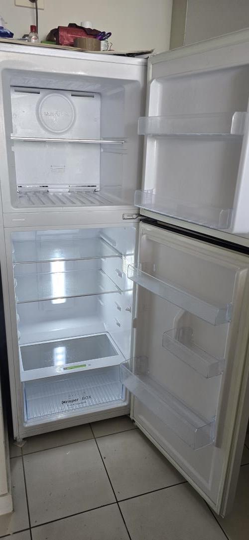 Second-hand Chiq 216L Top Mount Fridge - Photo 2)
