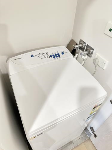 Second-hand Fisher & Paykel 5.5kg Top Load Washing Machine - Photo 2)