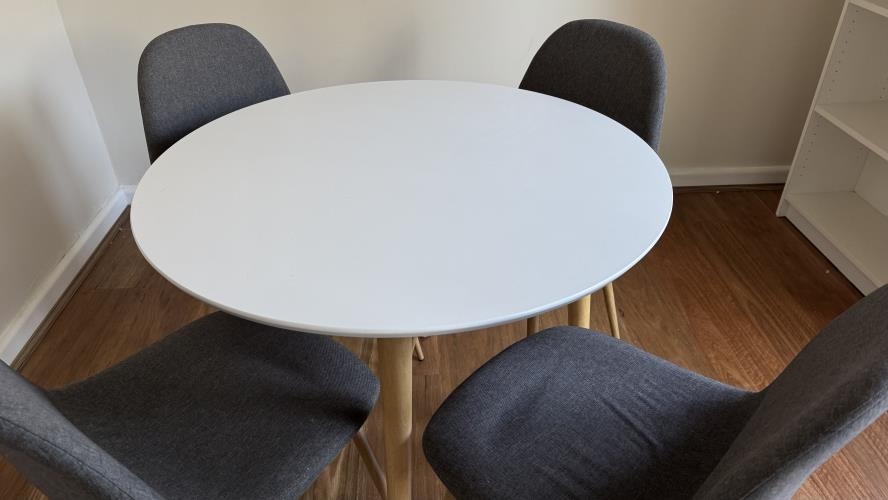 Second-hand Dining Table with 4 Chairs - Photo 2)