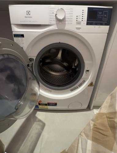 Second-hand Electrolux 7.5kg / 4.5kg Washer-Dryer Combo - Photo 2)