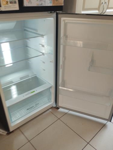 Second-hand Chiq 202L Top Mount Fridge - Photo 2)