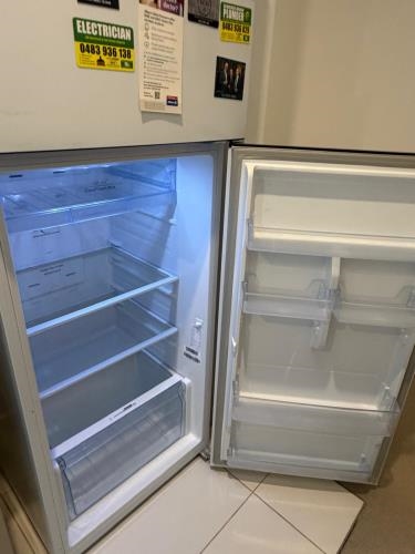 Second-hand Samsung 255L Top Mount Fridge - Photo 2)