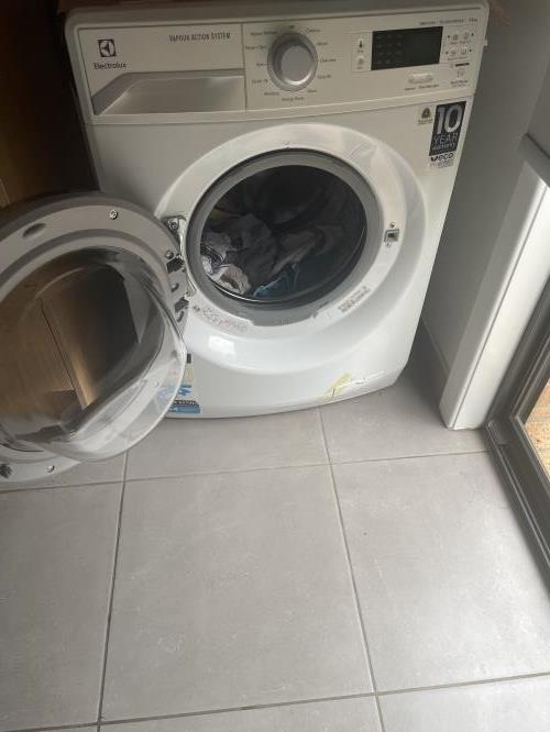 Second-hand Electrolux 7.5kg Front Load Washing Machine - Photo 2)