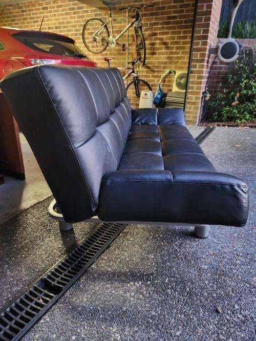 Second-hand  - Photo 2)